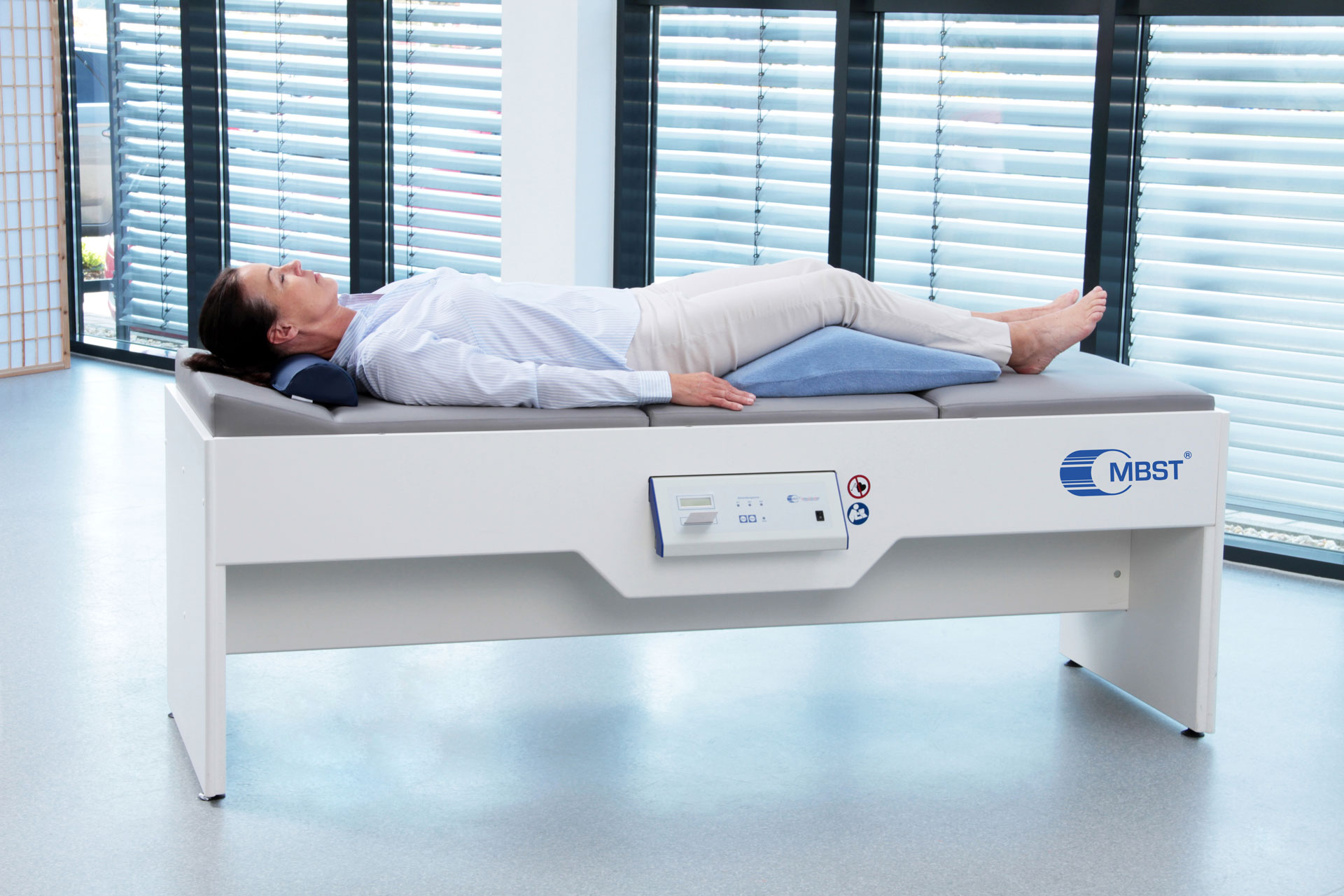 Pacjent korzysta z urządznie MBST OsteoSystem